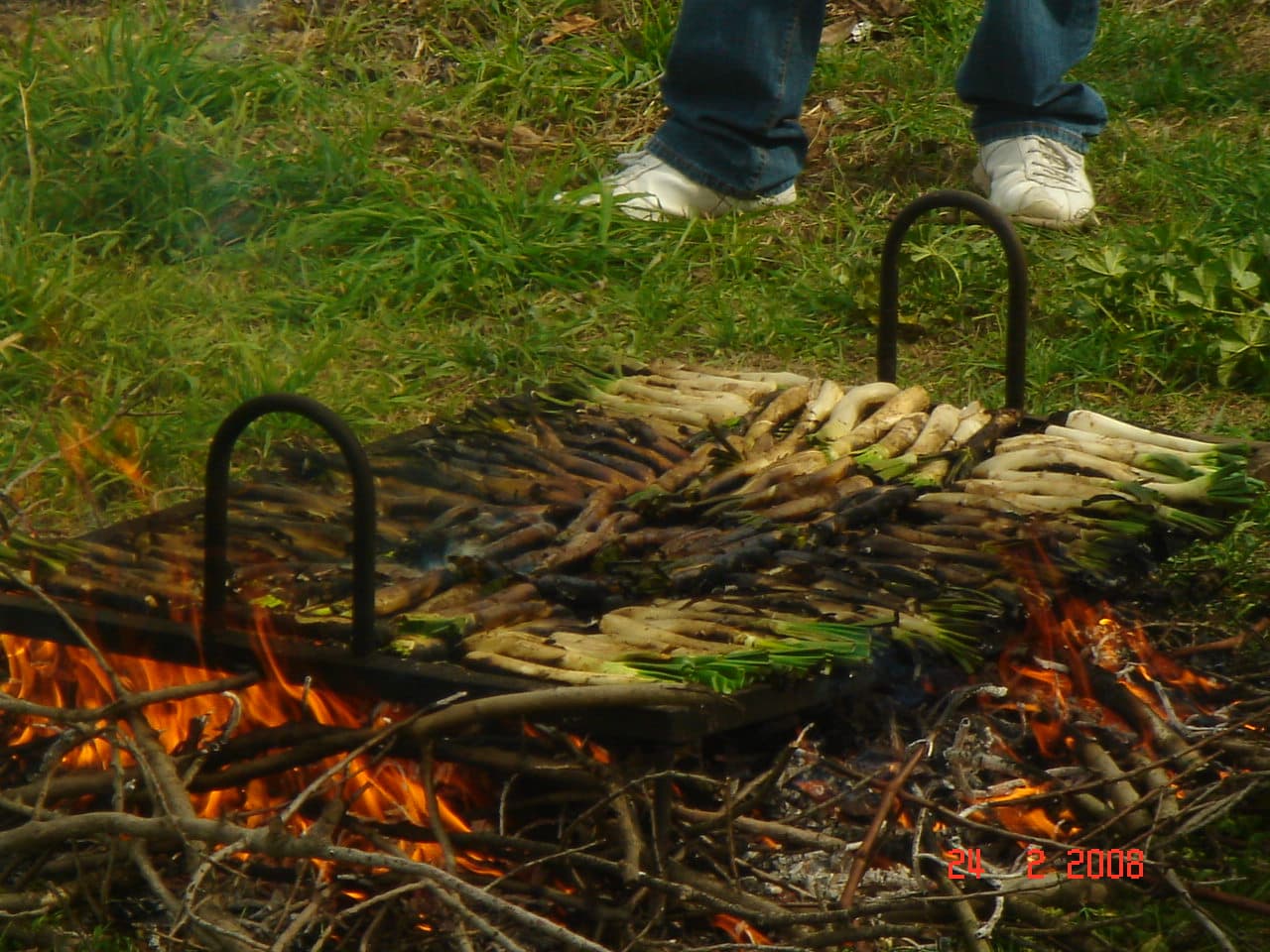 Calçots grigliati e salsa romesco: il rito invernale catalano da mangiare con le mani.