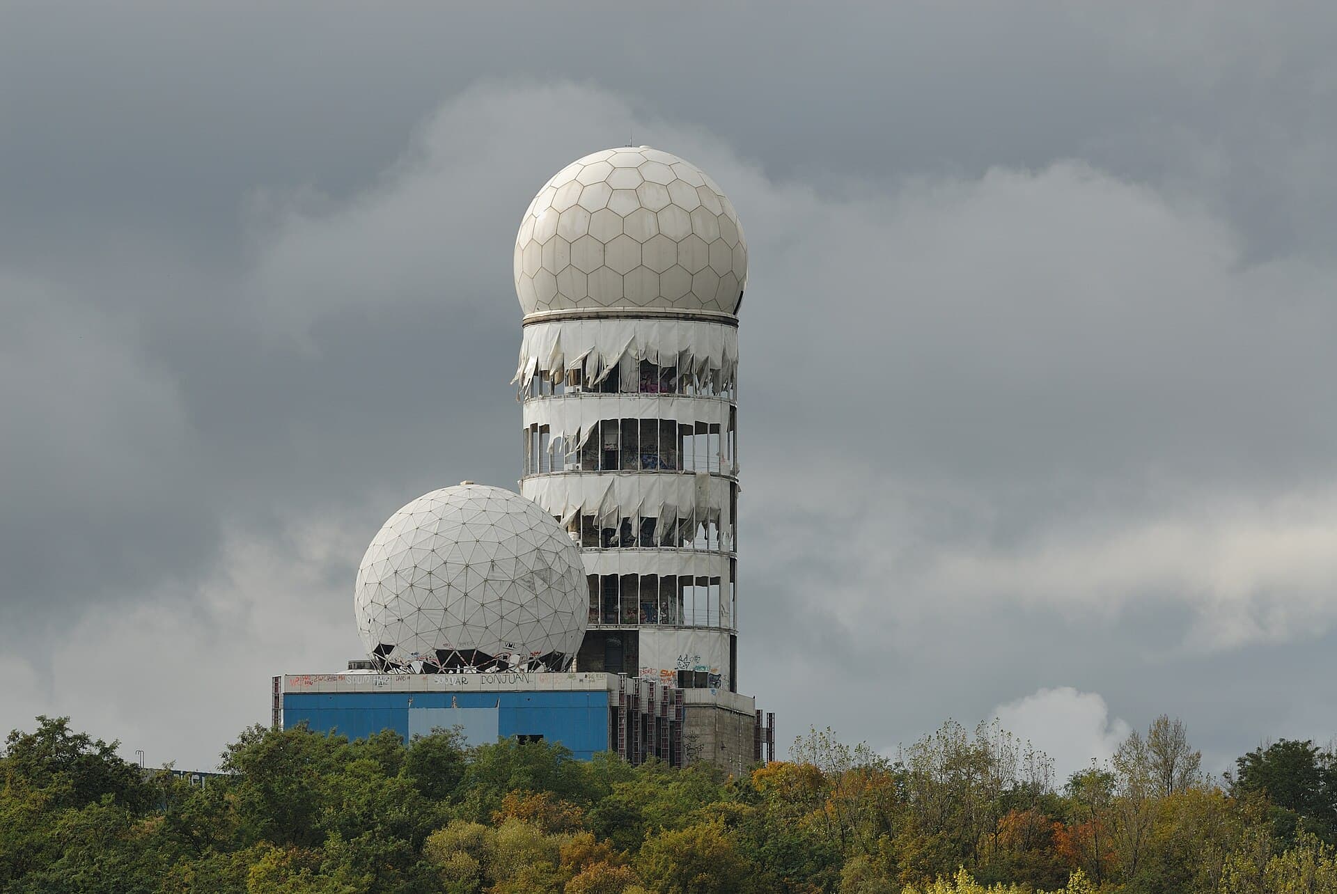 Le cupole radar del Teufelsberg, ex stazione di ascolto della NSA, oggi ricoperte di street art a cielo aperto.