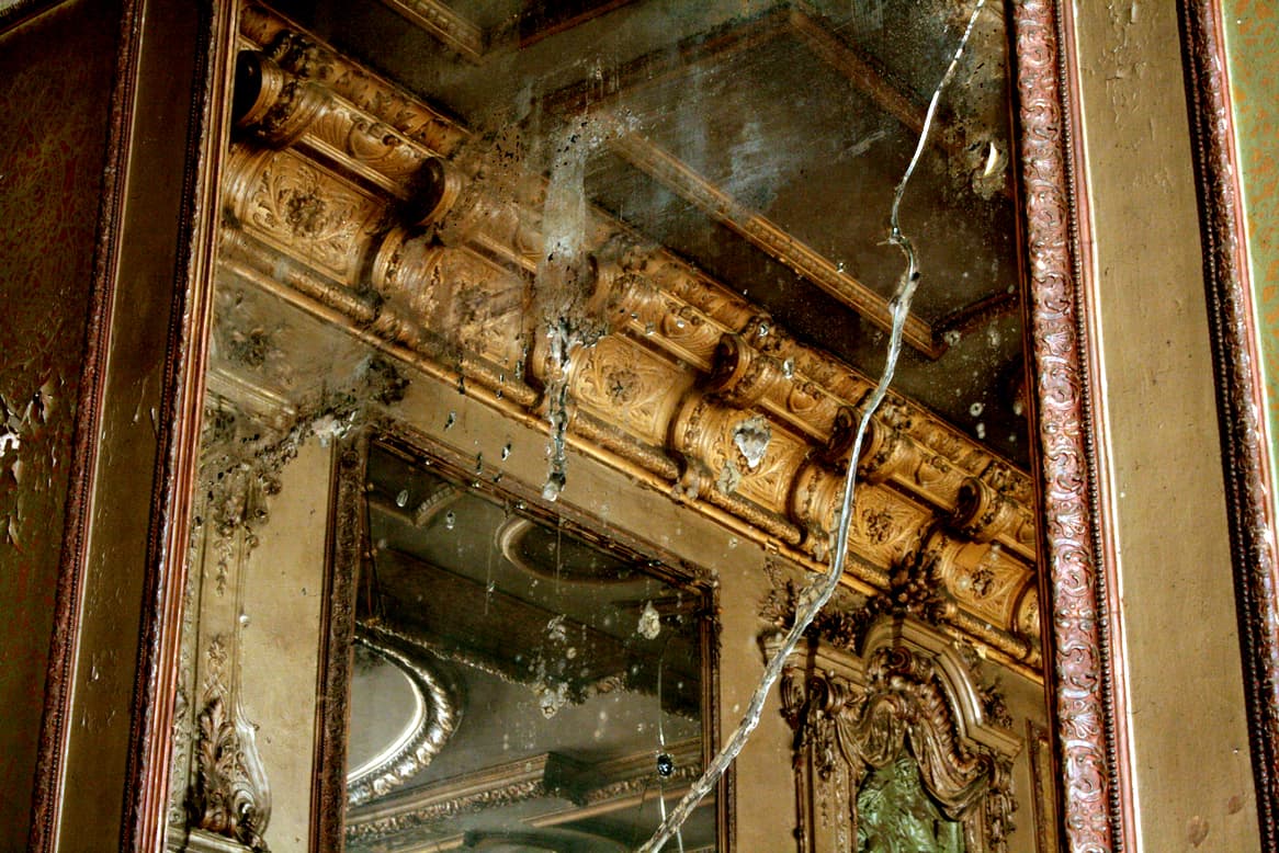 Gli interni del Clärchens Ballhaus, storica sala da ballo berlinese sopravvissuta a due guerre mondiali.
