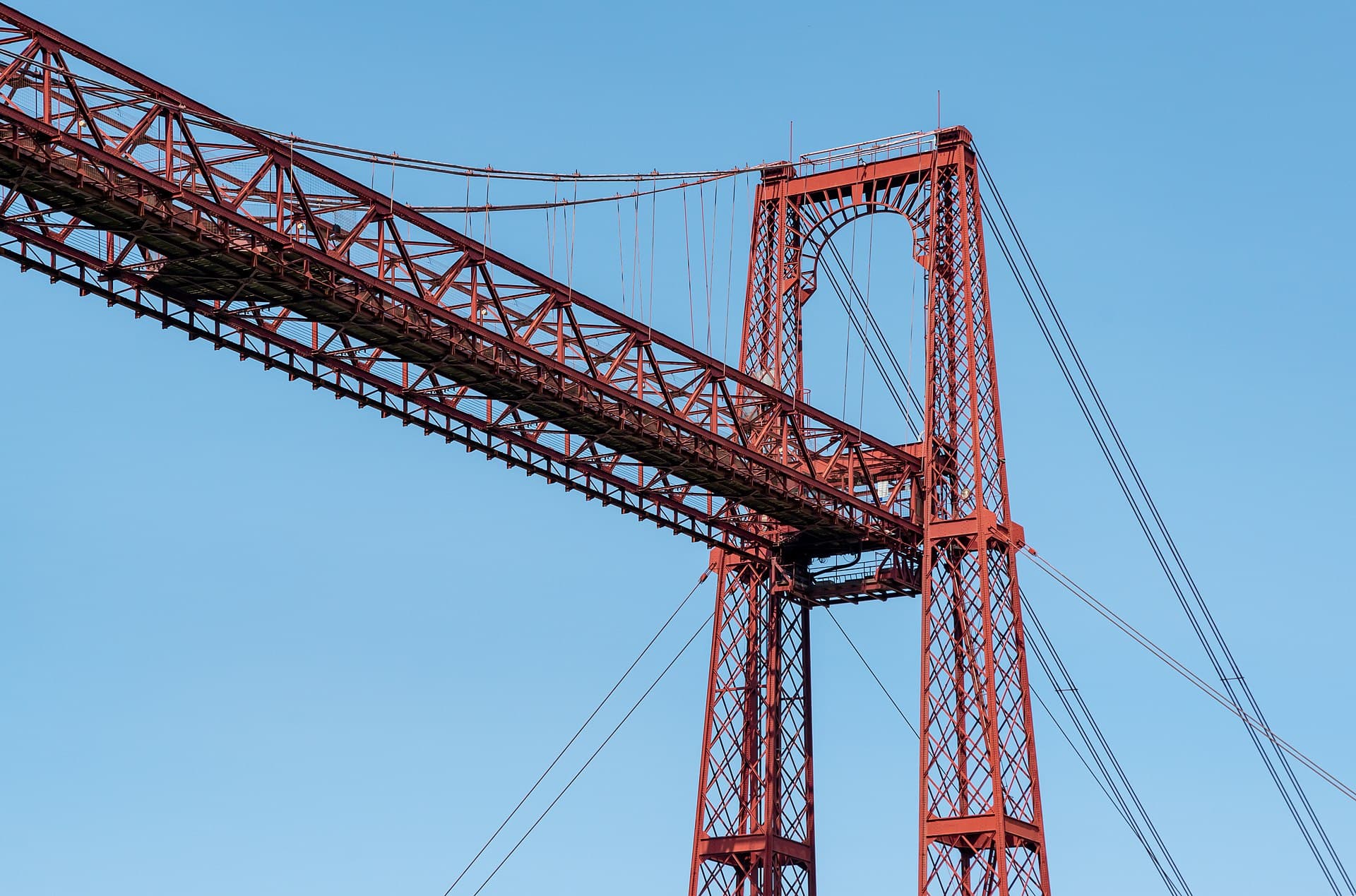 Il Ponte di Vizcaya, il più antico ponte trasbordatore del mondo (1893) e Patrimonio UNESCO: una navicella sospesa traghetta auto e persone sopra la ria.
