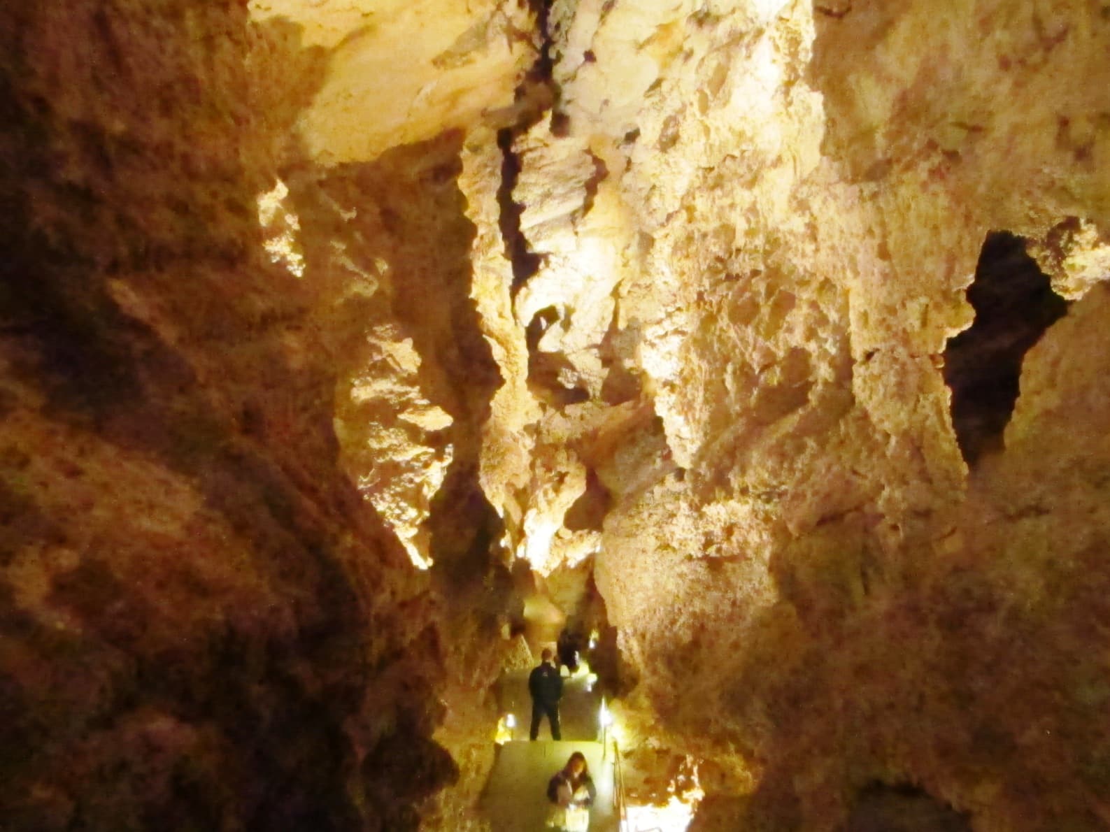 L'ingresso della Grotta di Szemlőhegy, un labirinto sotterraneo di formazioni minerali che la maggior parte dei turisti ignora del tutto.