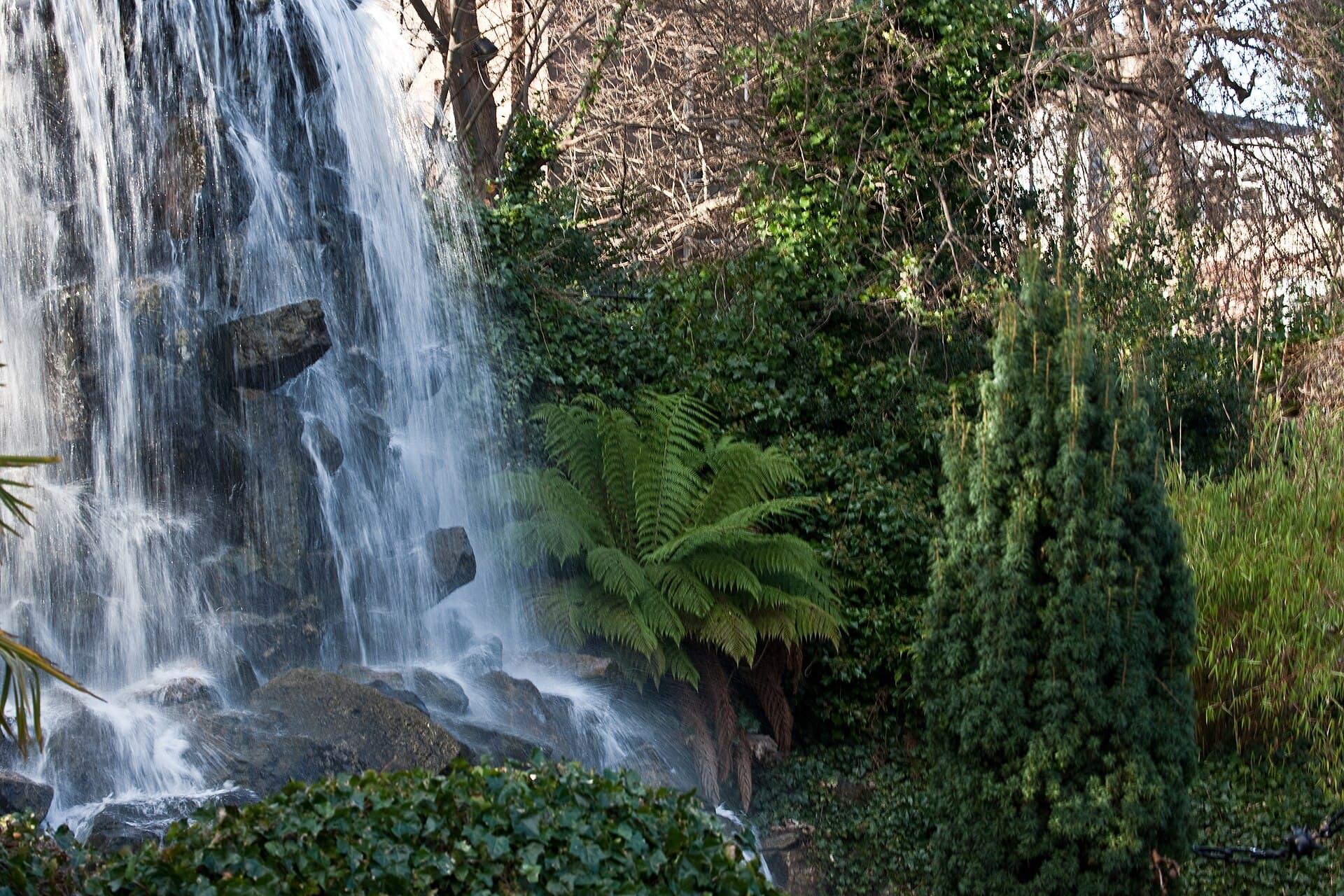 La cascata nascosta degli Iveagh Gardens, il 'giardino segreto' di Dublino a pochi passi da St Stephen's Green ma quasi sempre deserto.