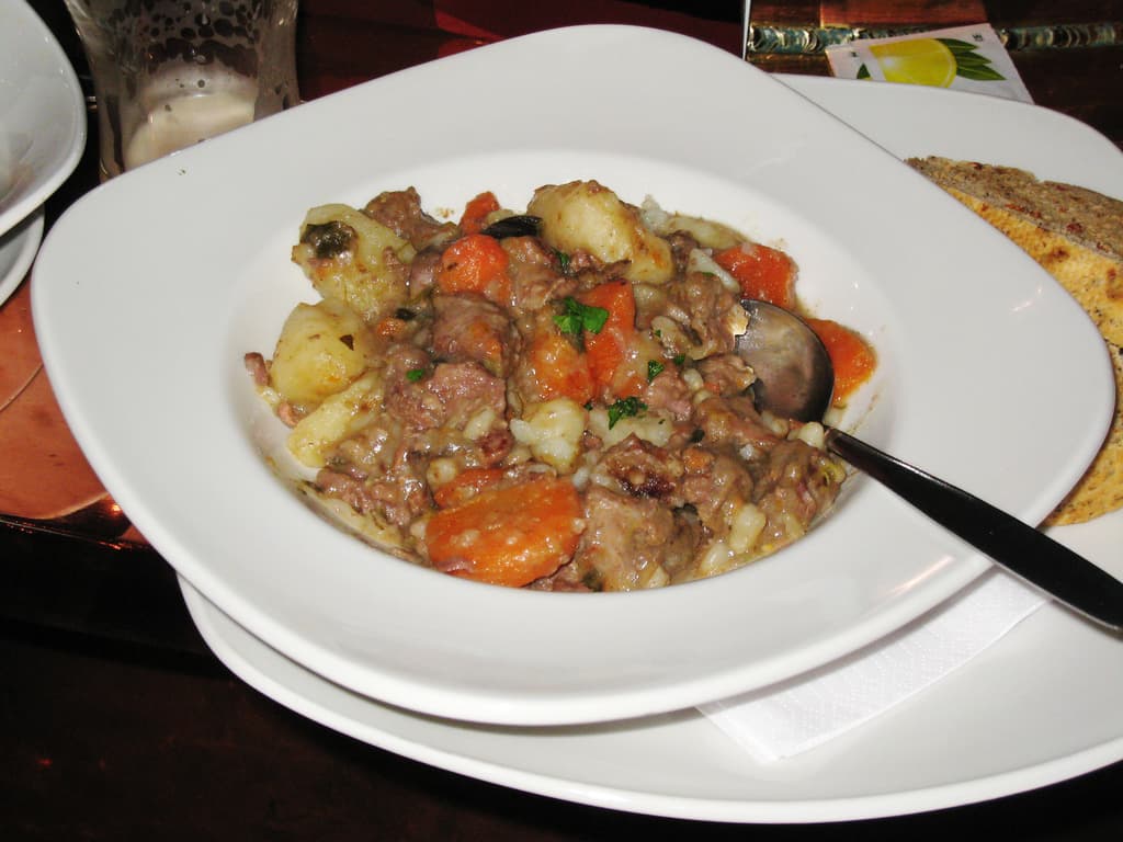 Una ciotola di Irish stew fumante, lo stufato di manzo con patate e carote che è il piatto di tutti i giorni più amato d'Irlanda.