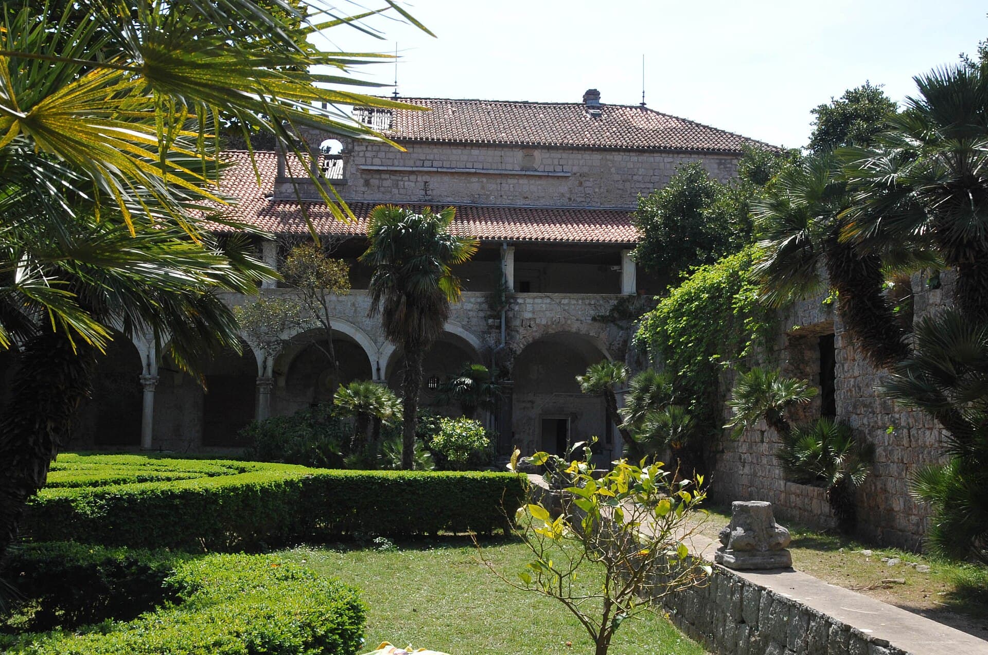 Tra le rovine del monastero benedettino sull'isola di Lokrum passeggiano pavoni liberi, eredità di un'antica leggenda che vuole l'isola maledetta da un abate spodestato.