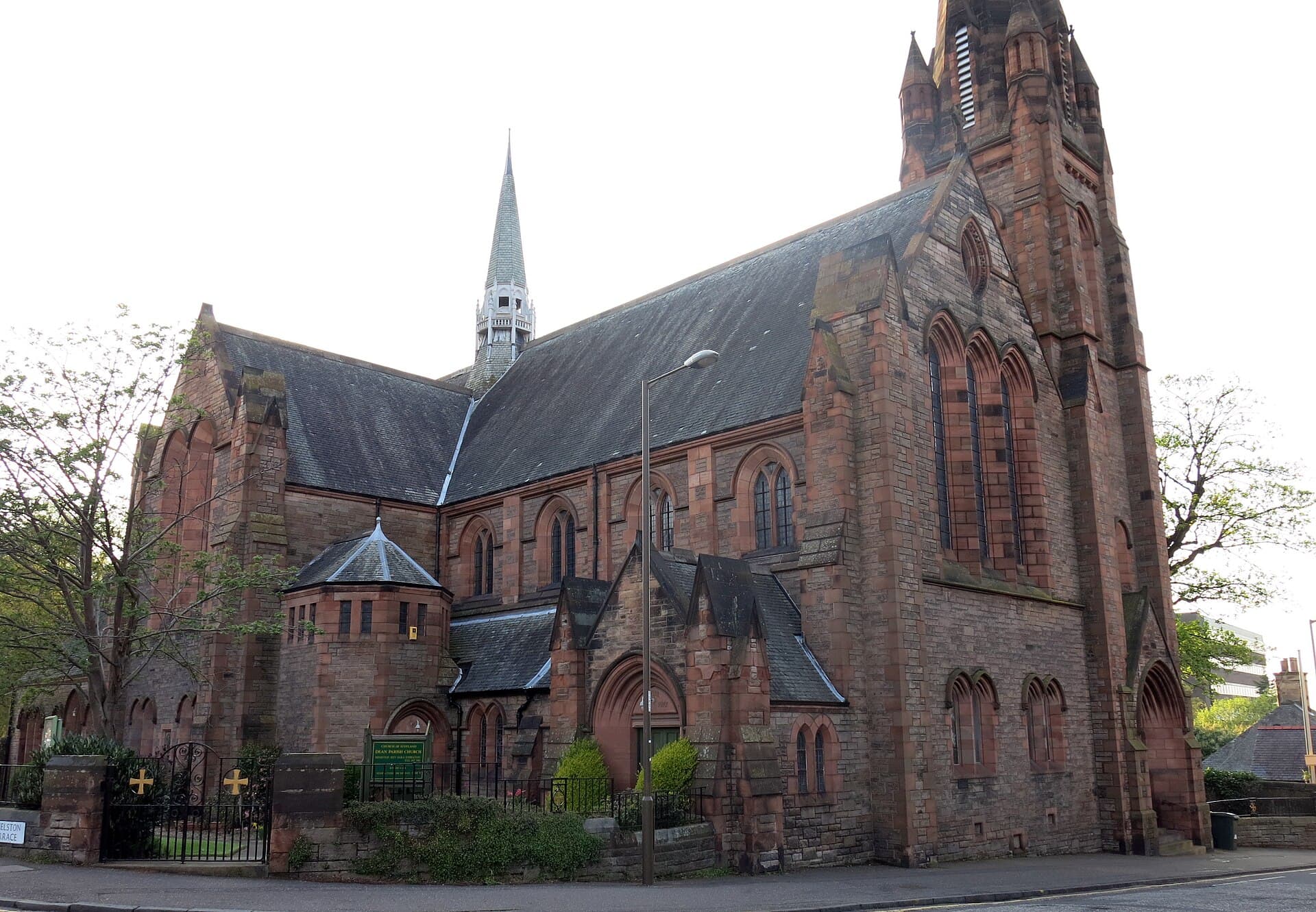 La chiesa parrocchiale di Dean Village, l'ex borgo dei mulini lungo il Water of Leith che conserva un'atmosfera fuori dal tempo a pochi passi dalla New Town.