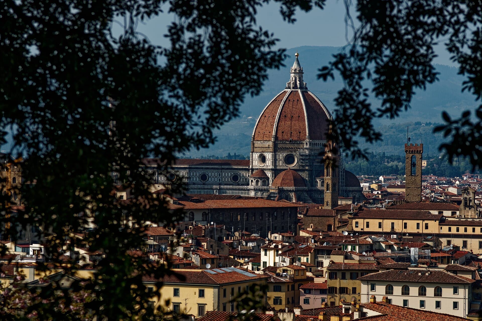 Dalla terrazza del Giardino Bardini lo sguardo corre sulla cupola del Duomo, lontano dalla folla del più celebre Giardino di Boboli.