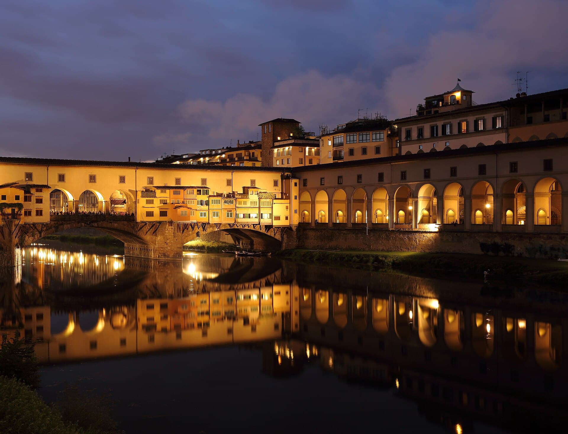 Ponte Vecchio visto dai lungarni, l'unico ponte fiorentino sopravvissuto alla distruzione bellica del 1944.
