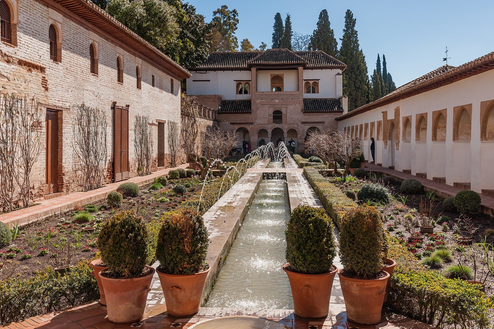 Il Patio de la Acequia del Generalife, giardino d'estate dei sultani: una lunga vasca di fontane tra siepi e fiori, l'acqua come idea moresca di paradiso.