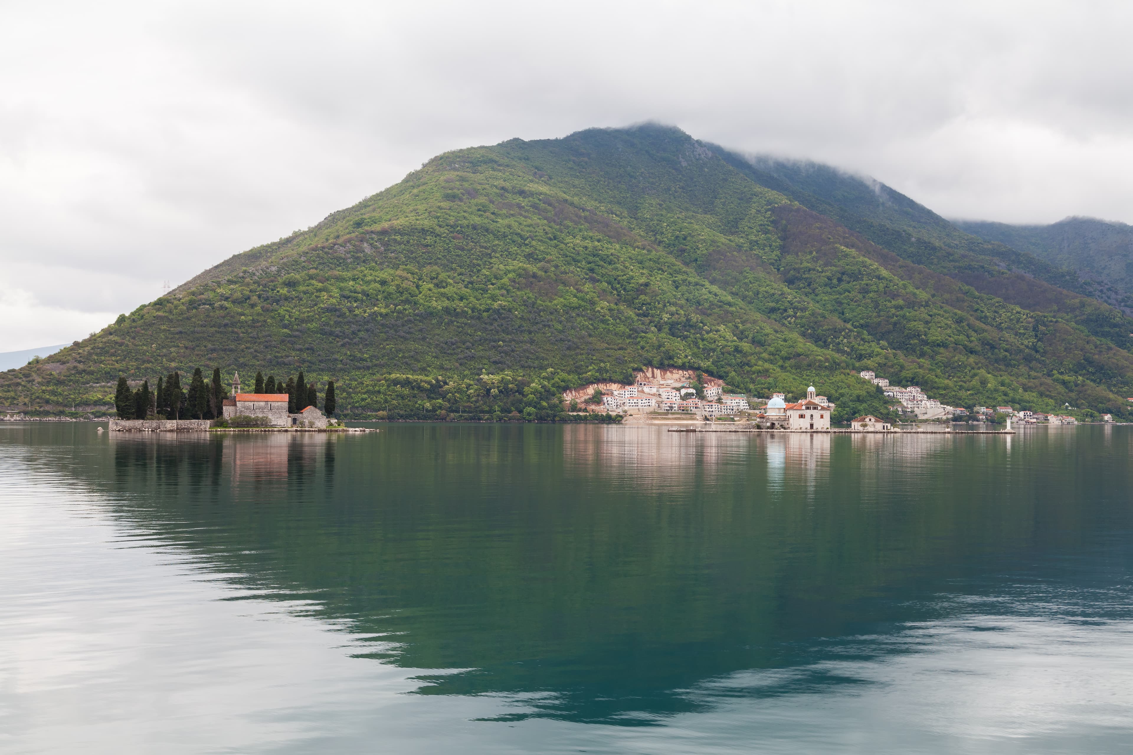 Our Lady of the Rocks, l'isolotto artificiale davanti a Perast costruito gettando pietre in mare dopo ogni viaggio sicuro dei marinai locali.