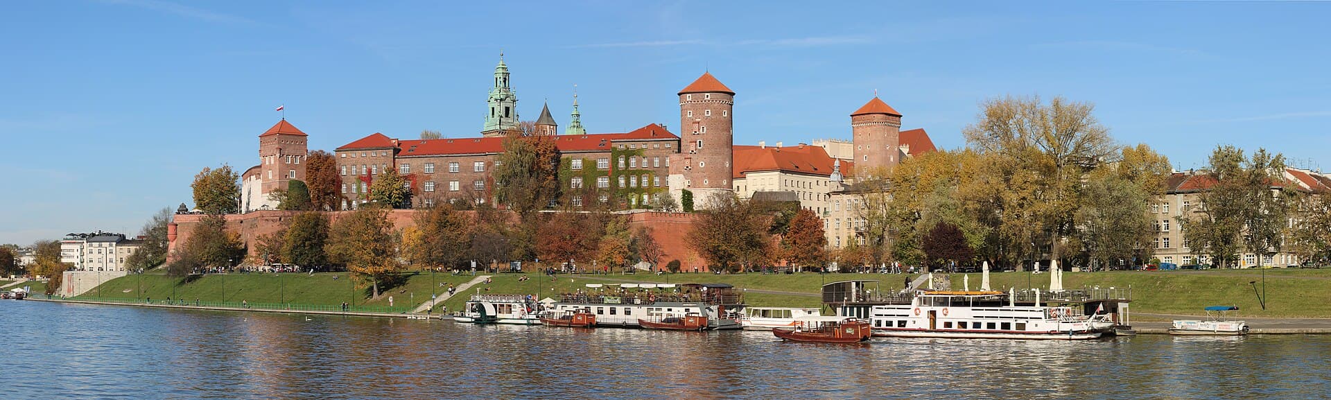 Il castello del Wawel visto dalla Vistola: la collina reale con il castello rinascimentale e la cattedrale delle incoronazioni, sotto cui dorme il drago della leggenda.