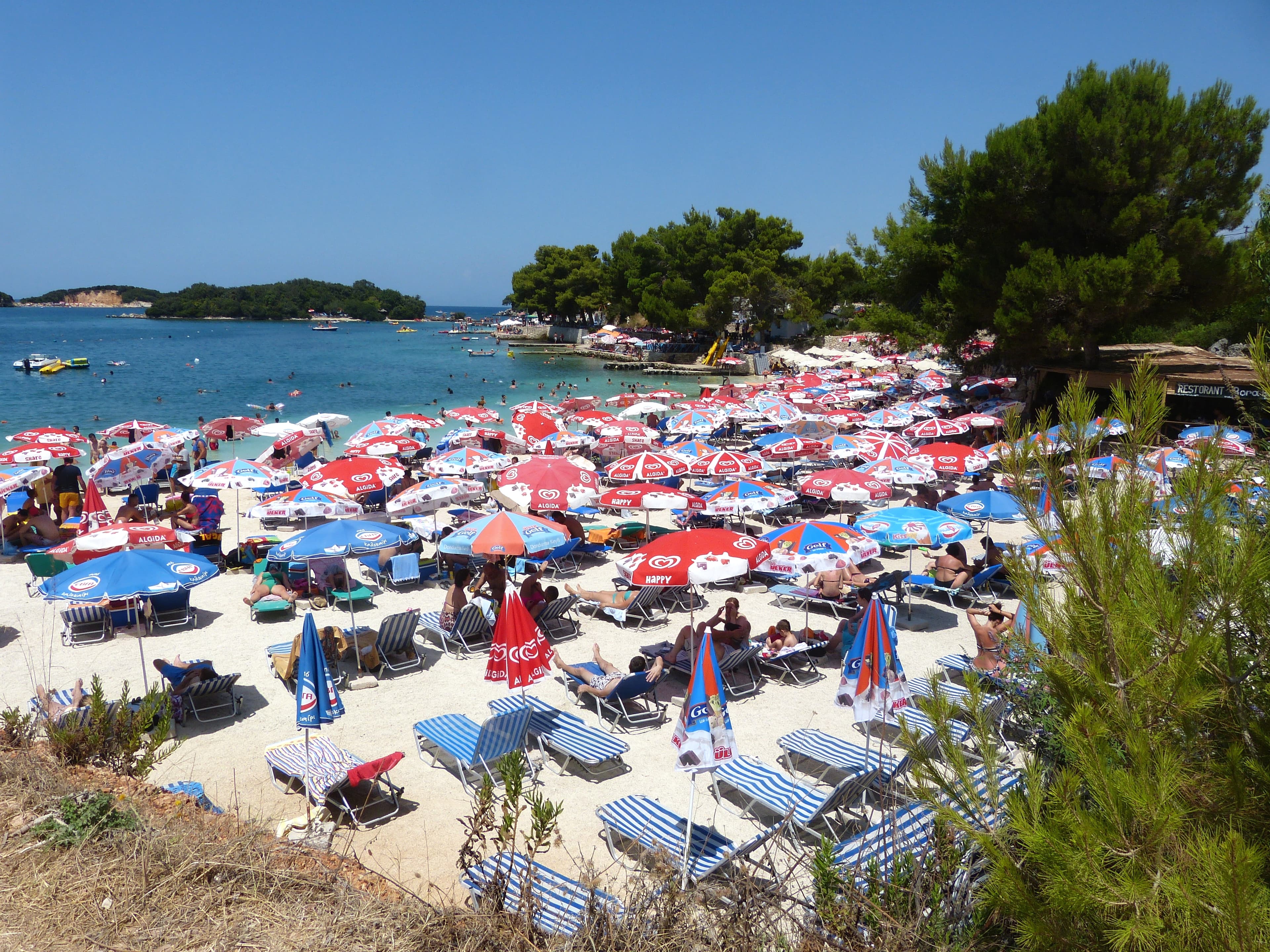 Una delle spiagge di Ksamil che si affacciano sugli isolotti raggiungibili a nuoto o in barca a pochi metri dalla costa.