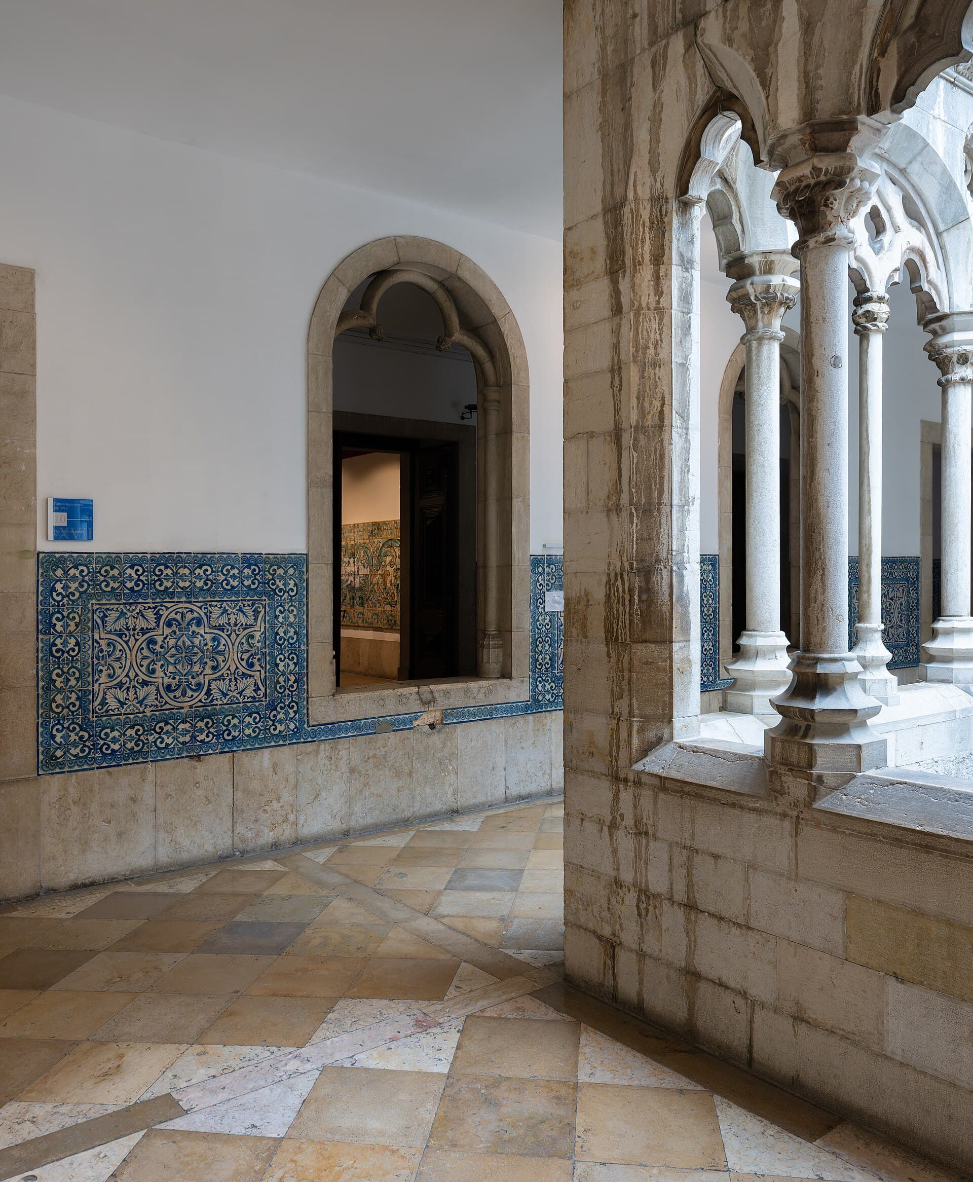 Un pannello di azulejos settecentesco al Museu Nacional do Azulejo racconta Lisbona prima del terremoto del 1755, dettaglio per dettaglio sulle piastrelle blu e bianche.