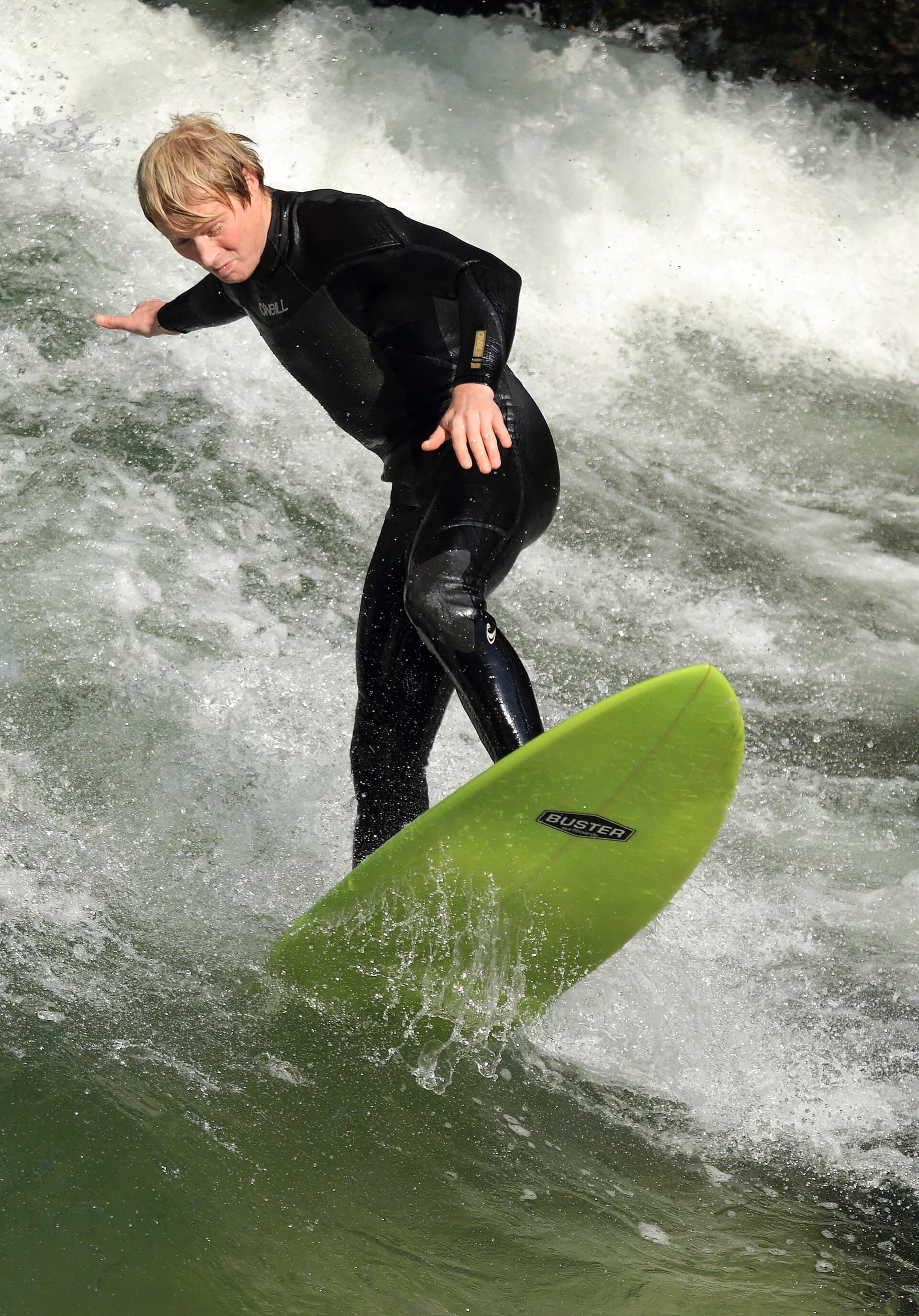 Un surfista cavalca l'onda permanente dell'Eisbach, nel cuore dell'Englischer Garten, praticata tutto l'anno.