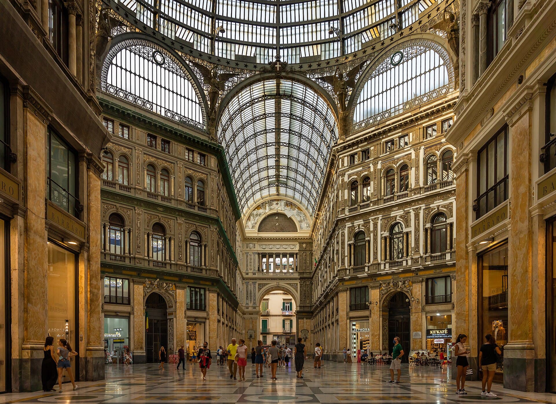 La Galleria Umberto I, con la sua cupola di ferro e vetro e i pavimenti marmorei: il salotto monumentale di fine Ottocento nel cuore di Napoli.