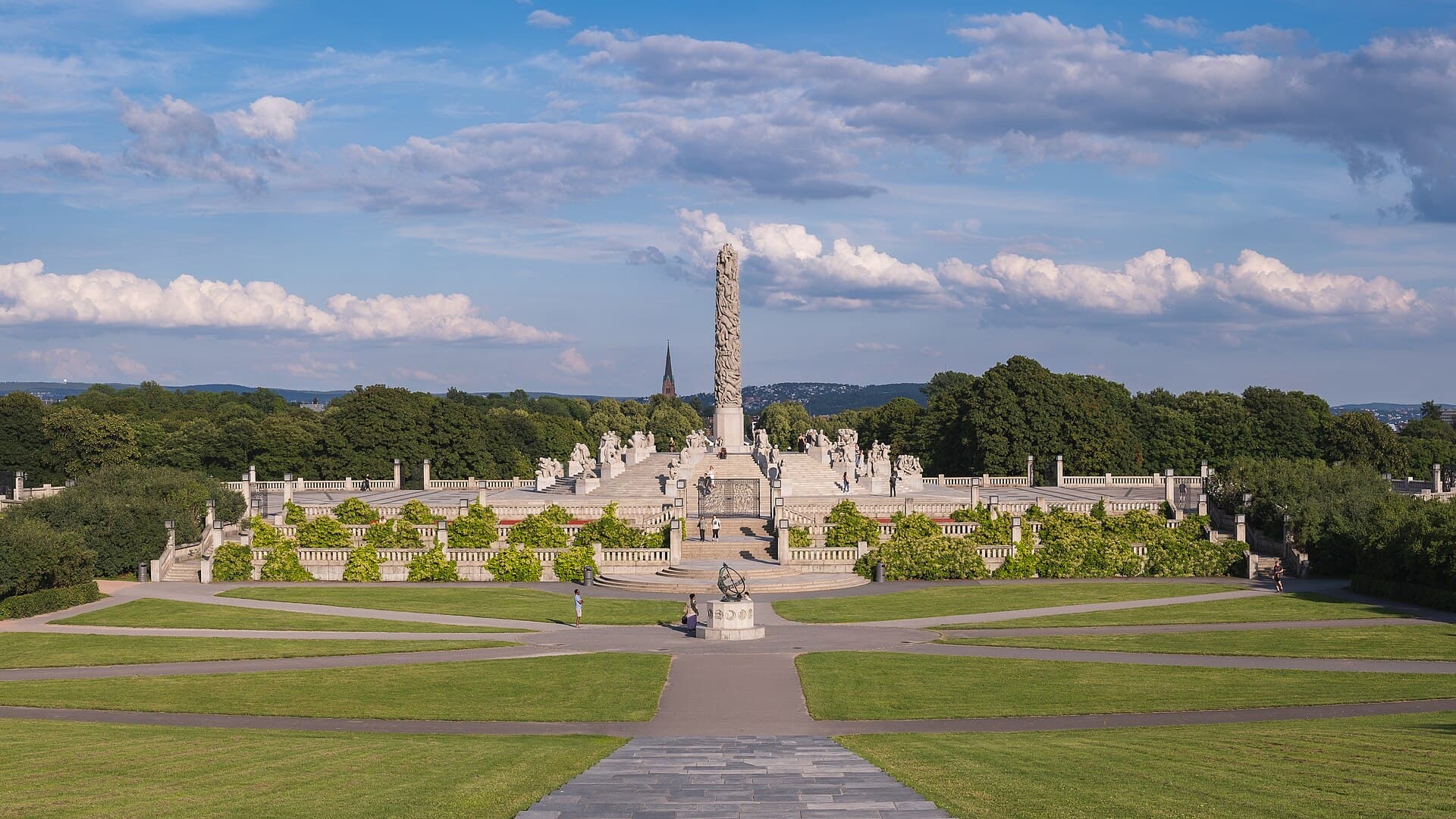 Il Parco Vigeland: oltre 200 sculture di Gustav Vigeland disposte lungo un asse monumentale, con il Monolite di corpi intrecciati al centro. Ingresso libero, sempre aperto.