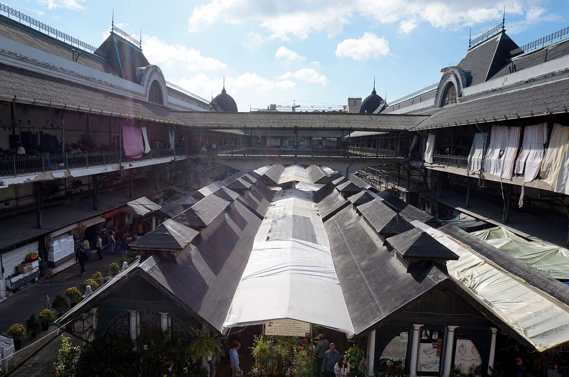 Banchi di frutta e verdura al Mercado do Bolhão, il mercato storico restaurato dove si respira l'autentica vita quotidiana di Porto.