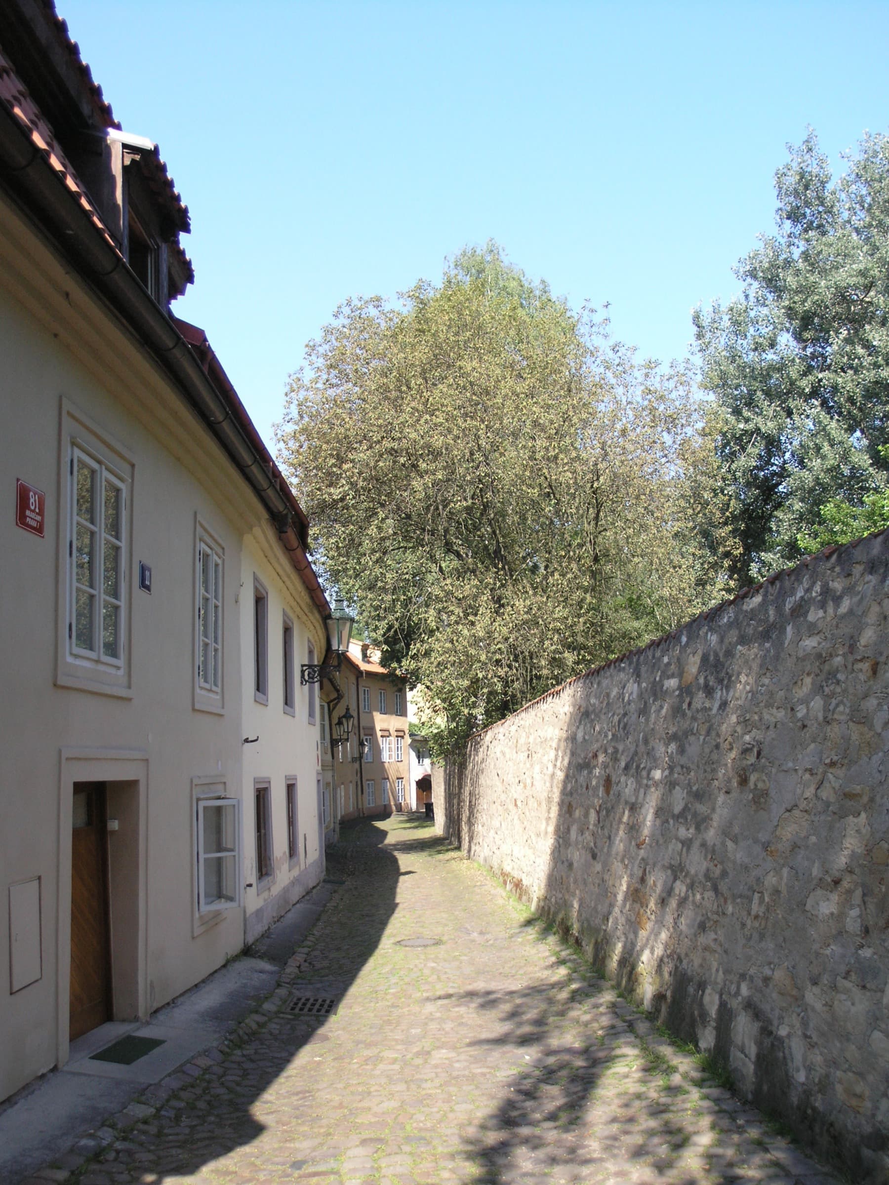 Un vicolo silenzioso di Nový Svět, sulla collina del Castello: case barocche e selciato che raccontano la Praga meno turistica.