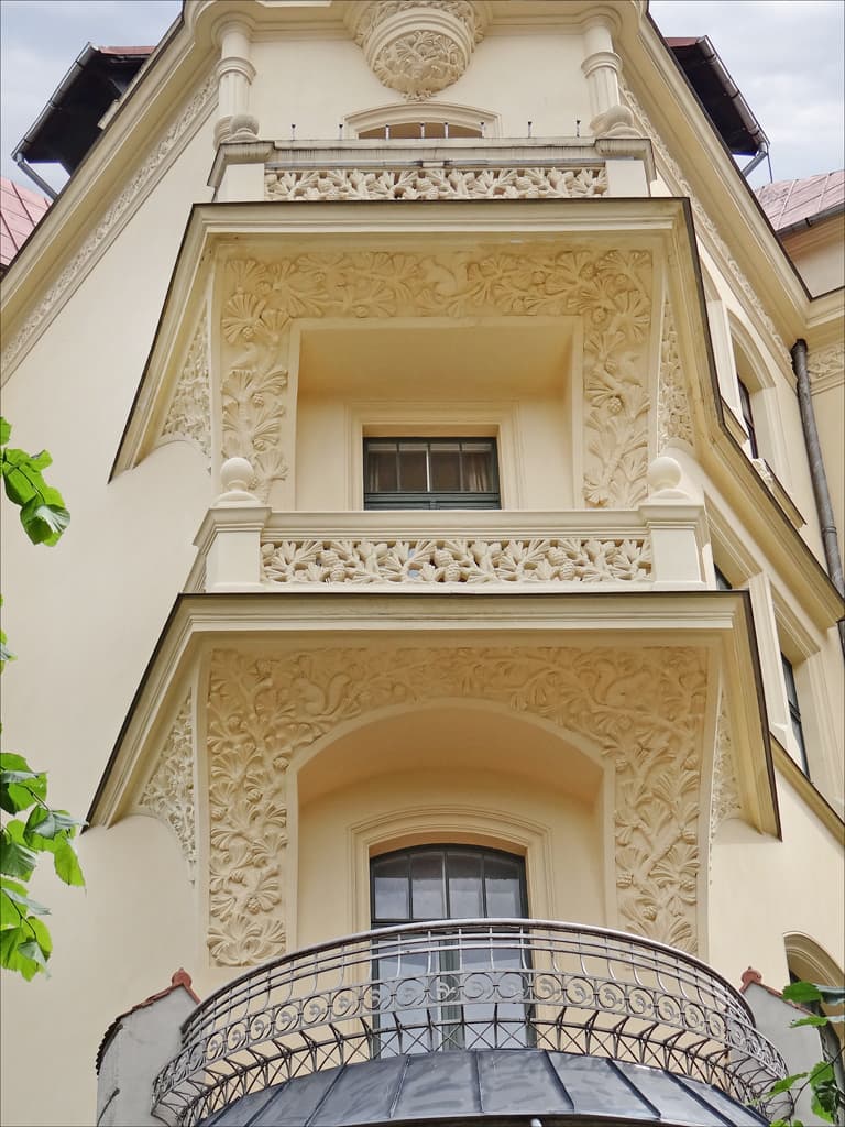 Una facciata Art Nouveau di Alberta iela: mascheroni, fiori e figure scolpite raccontano la Riga Jugendstil, uno dei più ricchi insiemi del genere in Europa.
