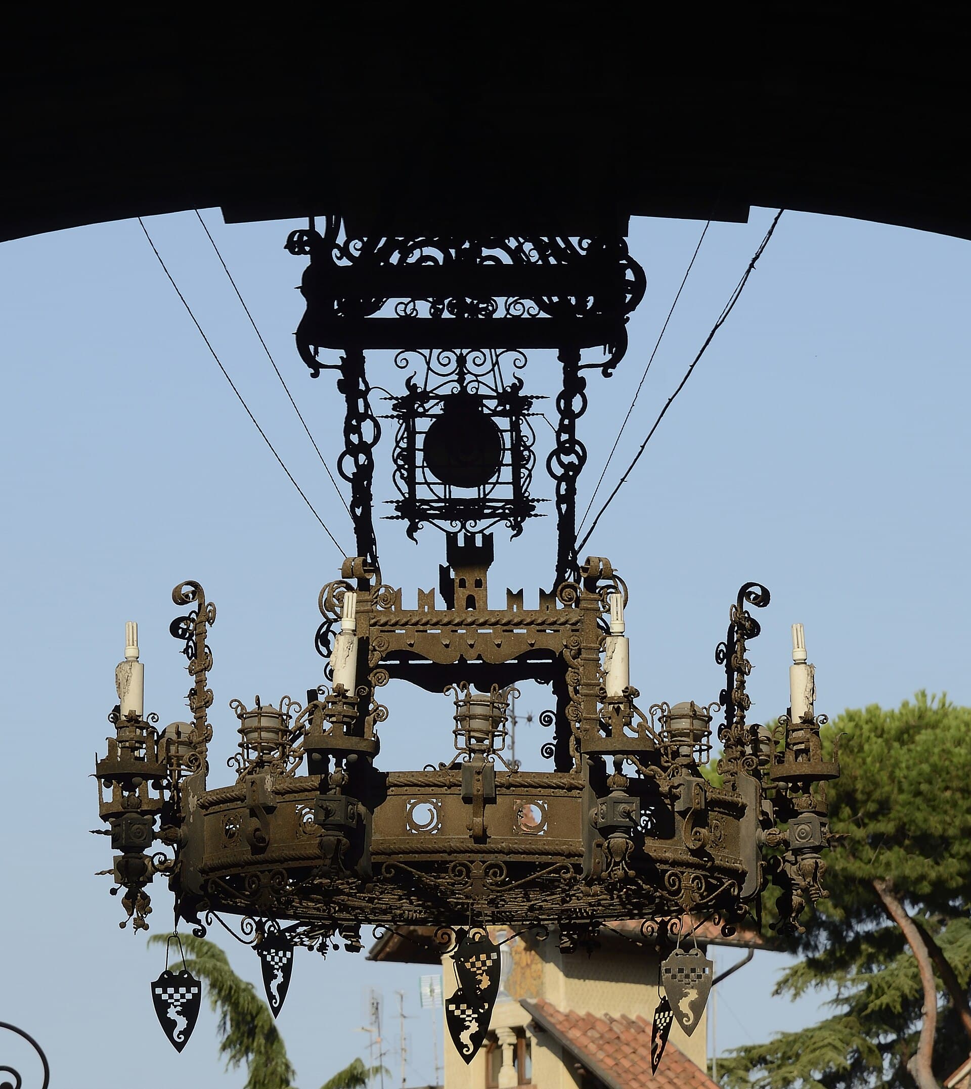 Il Quartiere Coppedè, un micro-mondo fiabesco di archi scolpiti e palazzine eclettiche che pochi turisti scoprono.