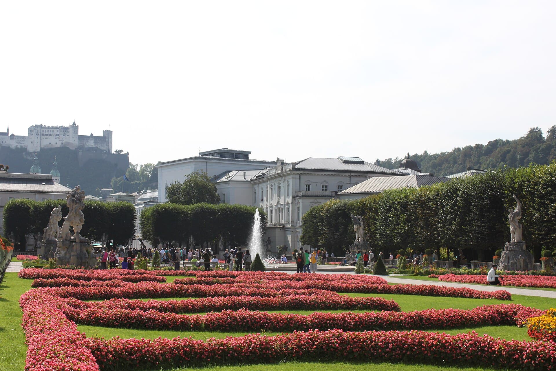 I Giardini di Mirabell con i parterre fioriti e le fontane, la fortezza di Hohensalzburg sullo sfondo: una delle cartoline di Salisburgo, set del Sound of Music.