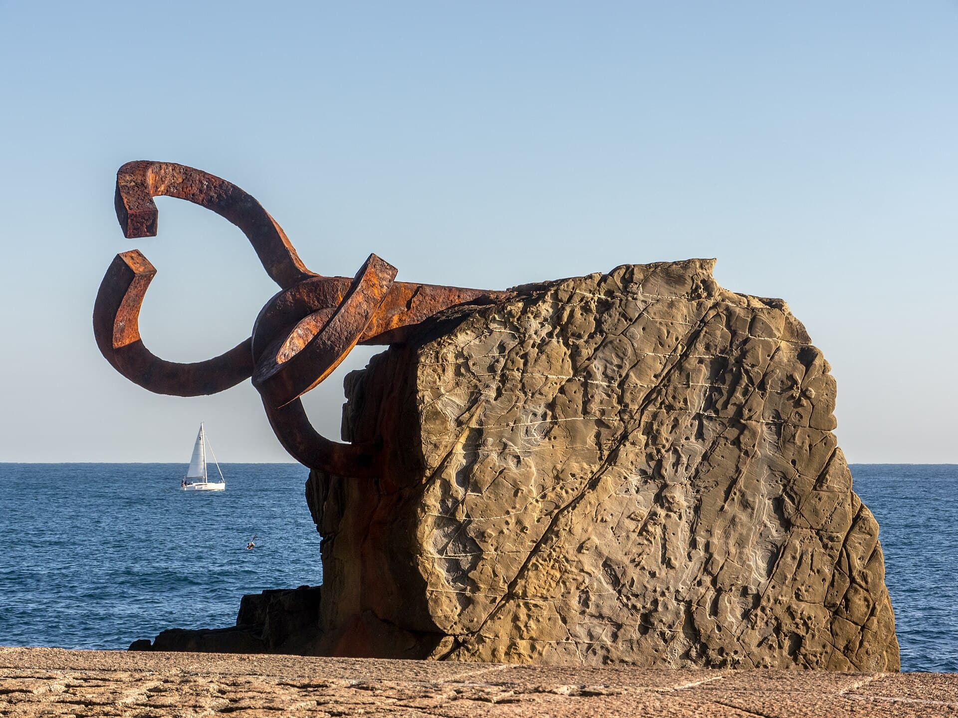 Il Peine del Viento di Eduardo Chillida: tre sculture d'acciaio ancorate alla roccia dove la baia incontra l'oceano, con il mare che sbuffa dagli sfiatatoi.