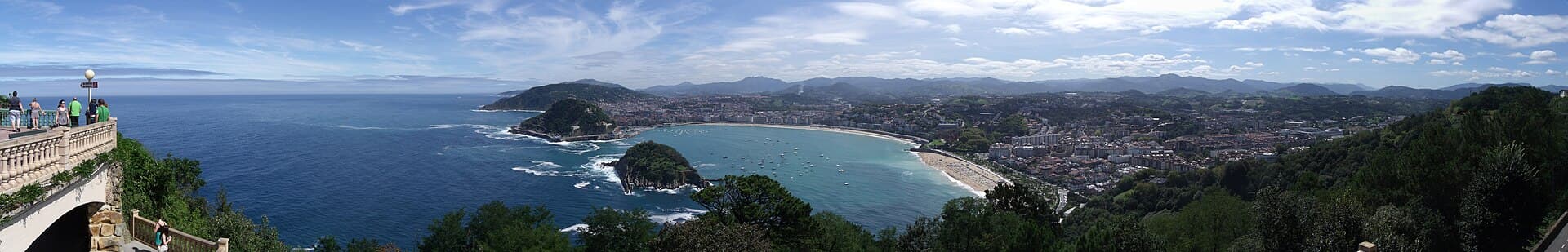 La baia della Concha vista dal Monte Igueldo: la mezzaluna di sabbia, l'isola di Santa Clara e la città abbracciata dai monti, uno dei panorami più belli di Spagna.