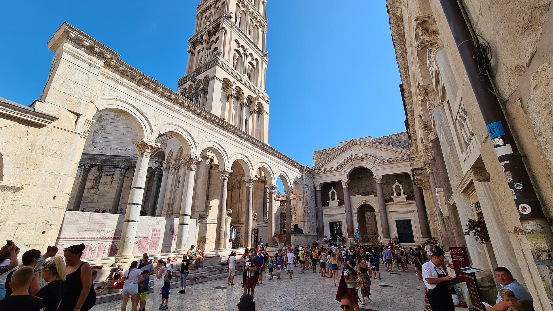 Il Peristilio del Palazzo di Diocleziano: la piazza colonnata al centro della residenza imperiale, oggi salotto a cielo aperto tra il campanile e le sfingi egizie.