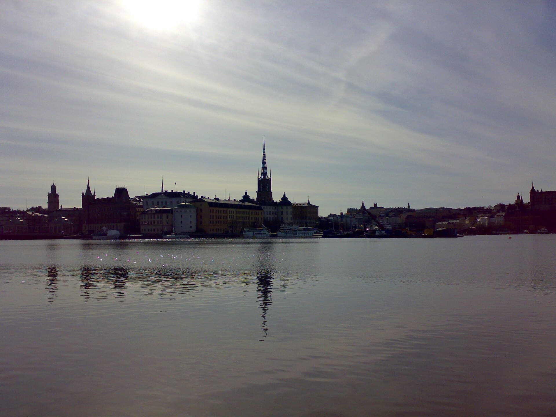 Lo skyline di Stoccolma visto dall'acqua, tra isole, ponti e l'arcipelago che caratterizza la 'Venezia del Nord'.