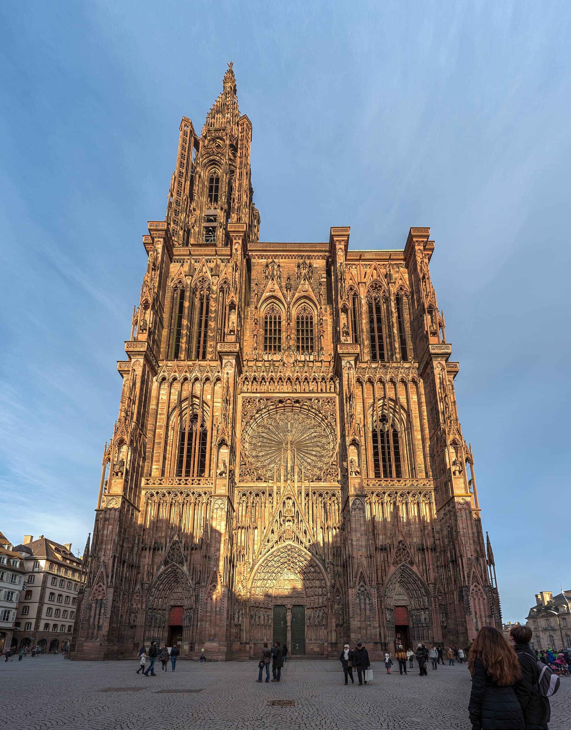 La cattedrale di Notre-Dame in arenaria rosa dei Vosgi: capolavoro gotico con la guglia unica, fu l'edificio più alto del mondo per oltre due secoli.