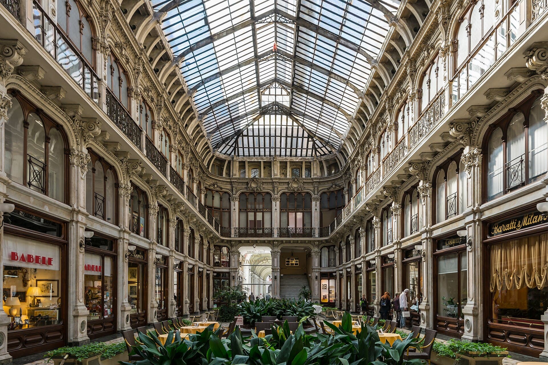 La Galleria Subalpina, bomboniera ottocentesca di ferro, vetro e marmo tra Piazza Castello e Piazza Carlo Alberto, con i suoi caffè storici.