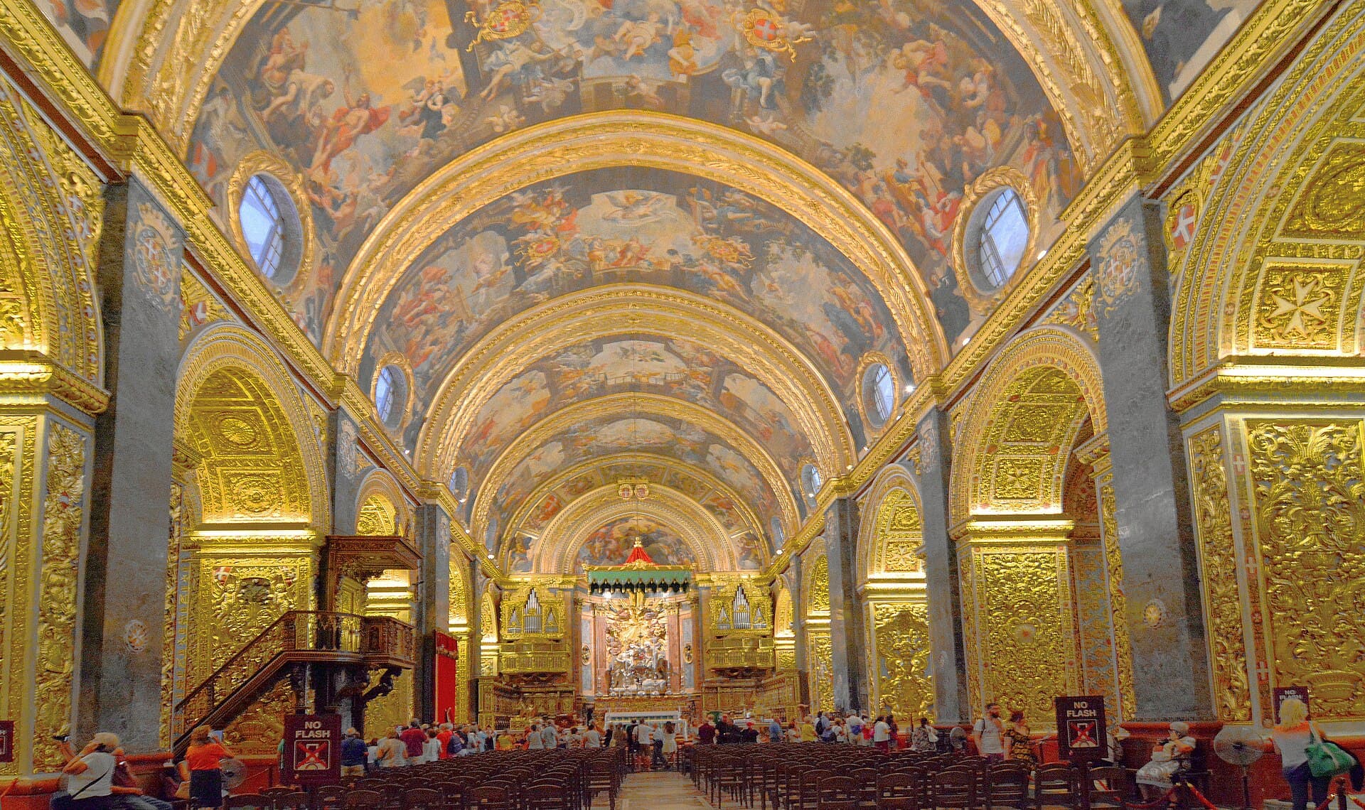L'interno dorato della Concattedrale di San Giovanni: volte affrescate, oro e marmi dei Cavalieri, scrigno della 'Decollazione' di Caravaggio.