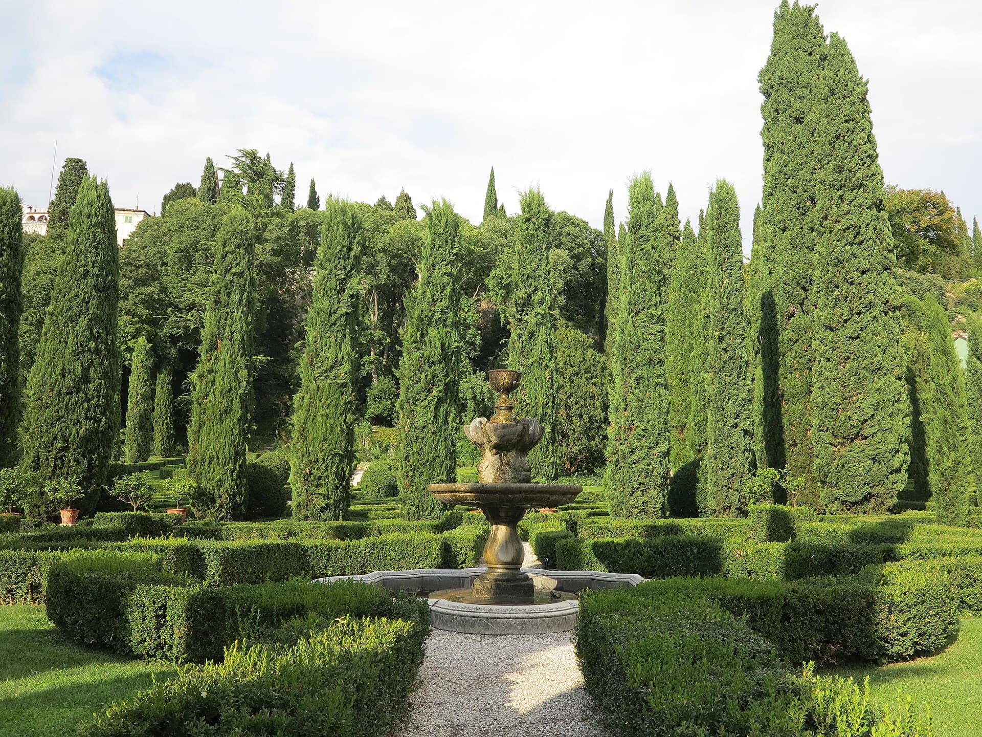 Il Giardino Giusti, giardino rinascimentale all'italiana con siepi geometriche, statue e un belvedere sulla città: un'oasi quieta lontana dalla folla.