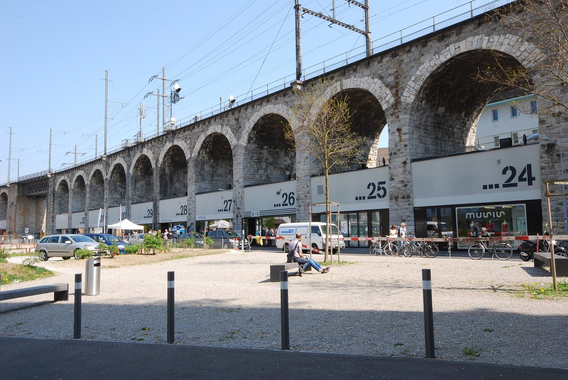 Sotto le arcate dell'ex viadotto ferroviario di Im Viadukt, nel Kreis 5, tavolini e ombrelloni animano un angolo hipster lontano dai circuiti turistici classici.