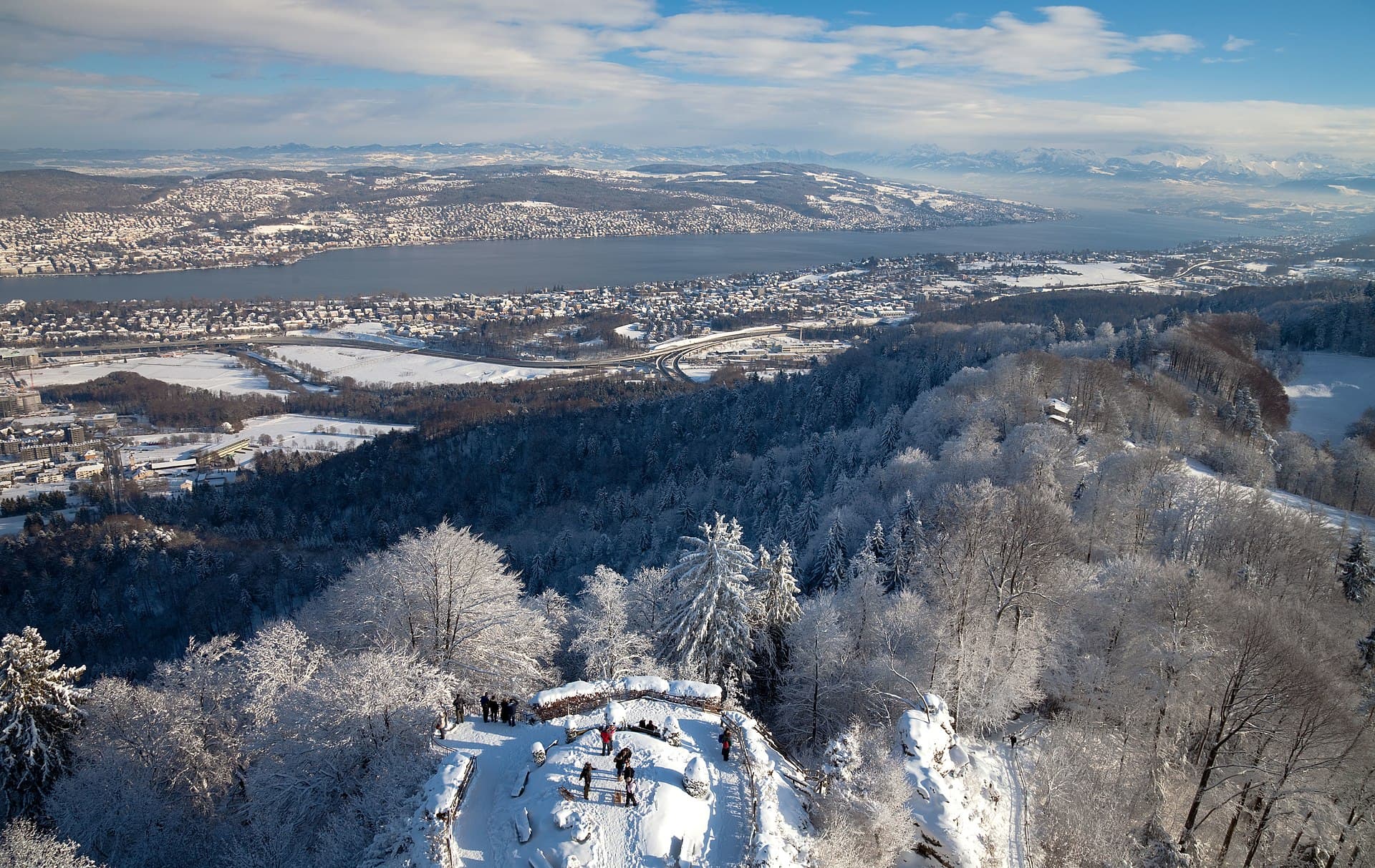 La vista invernale su Zurigo, il lago e le Alpi dall'Uetliberg, la 'montagna di Zurigo' raggiungibile in treno in pochi minuti.